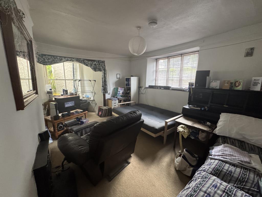 Lot: 131 - MID-TERRACE HOUSE FOR IMPROVEMENT - Living room